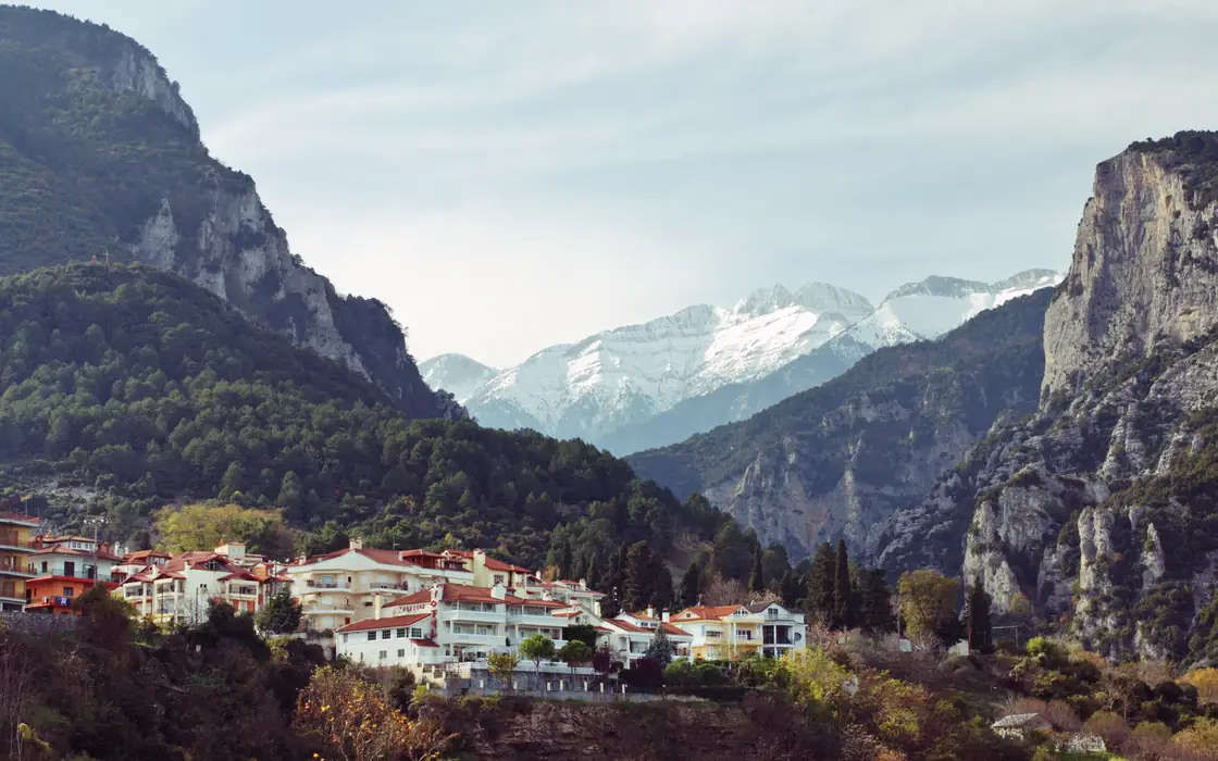 Litochoro au-dessous des pentes et des sommets enneigés du mont Olympus